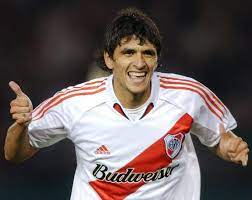 Em 2002, foi contratado pelo river plate e conquistou torneio clausura por duas vezes. Former Porto And Marseille Star Lucho Gonzalez Returns To River Golazo Argentino