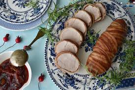 Aici vom pune fasiile de ceapa verde pe lungimea muschiului si incepem sa impletim in 3. Muschiulet De Porc Invelit In Bacon La Cuptor Reteta Video