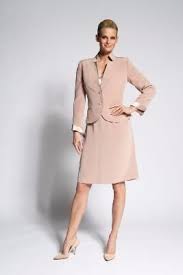 La tunique, le chemisier ou la blouse sont des pièces omniprésentes et indispensables dans votre dressing. Epingle Sur Robes