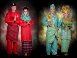 Baju gamis yang biasanya panjang, dipendekkan hingga ke bawah bokong dan disesuaikan dengan bentuk baju kurung teluk belanga. Baju Krurung Cekak Musang Dan Baju Kebaya Laboh Budayaindonesiaaa
