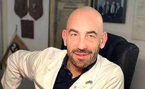 Ci auguriamo che sia quello giusto, ma se dovesse arrivare a gennaio siamo pronti ad avere i centri vaccinali organizzati sul territorio per fare 120 milioni. Matteo Bassetti Moglie Chi E Confessioni Inedite Sulla Vita Privata