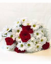 Bouquet romantici e composizioni con ricche rose rosse e delicatamente bianche e delicati decorazioni in pizzo. Mazzo Di Rose Rosse E Margherite Barbazza Garden