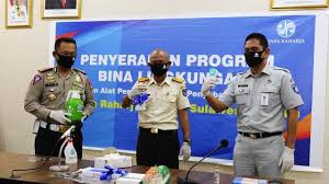 Memang para pegawai di kantor samsat surakarta ini sebagian besar pegawainya adalah dari anggota kepolisian, jadi cara logat ngomongnya itu terkesan tegas. Jasa Raharja Serahkan 2000 Masker Untuk Petugas Pelayanan Samsat Sulsel Fajar