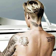 Justin Bieber 218 Bieber Justin Justin Bieber Tatuagem No Pescoco Tatuagem No Pescoco Masculino Tatuagem De Cruz Com Asas