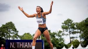 Nafi thiam combineert beide, én heeft ook nog eens de juiste mentale ingesteldheid. Thiam Verbetert Wereldrecord Hoogspringen In Een Zevenkamp Sporza Zevenkamp Hoogspringen Speerwerpen