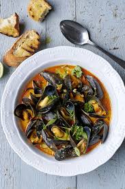 Un Classique Belge Avec Un Twist Asiatique Savourez Ces Moules Au Curry Rouge Un Plat Plein De Gout Et Delicieusement Colore Mosselen Voedsel Ideeen Curry