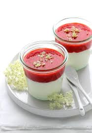 Rezept Bayerische Creme Mit Erdbeeren Und Holunderblutensirup Emma Bee Rezept Bayerische Creme Lebensmittel Essen Rezepte