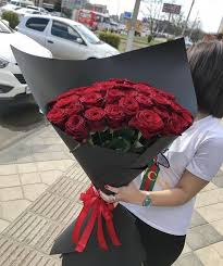 Los aniversarios, ya sean de novios o de bodas, son épocas altamente especiales para las parejas que llevan años demostrando su amor cada momento por este motivo por que no darle unos hermosos arreglos florales para aniversario. Pin De Eda En Flowers Arreglos Florales Ramos De Flores Areglos Florales