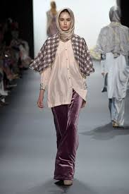 Dilansir brilio.net dari theupcoming.co.uk, rabu (14/9), ini dia 15 baju muslim rancangan anniesa hasibuan yang tampil di new york fashion week 2016. Anniesa Hasibuan Becomes First Designer To Present Nyfw Collection With Hijabs Indonesian Designer Presents Hijabs At New York Fashion Week