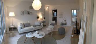 Ce Salon A La Deco Scandinave Signe Par La Decoratrice De Maisons A Vendre Sophie Ferjani A Tout Pour Plaire Avec Son Style C Deco Salon Deco Inspiration Salon