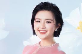 La belle, qui sait bien jouer du violon et étudie pour une maîtrise, est  une candidate sérieuse pour Miss National Vietnam