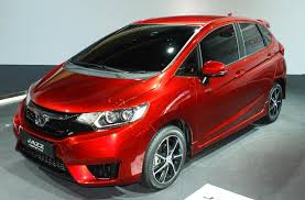 Selain dari segi harga honda jazz yang terbaru, desain dari honda jazz tersebut juga terlihat lebih stylish dan memiliki banyak fitur yang baru, sehingga honda jazz sendiri diluncurkan pada tahun 2004 yang lalu. Spesifikasi Dan Harga All New Honda Jazz 2015