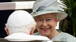 La reine Elizabeth II et ses sept papes