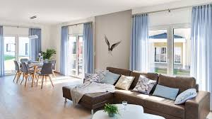 Wohn Esszimmer Brauner Holzfußboden Weiß Und Graue Wände