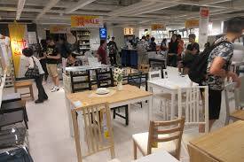Desian yang ini membawa pelanggan melewati jalan alamiah yang panjang melalui ruang pamer furnitur dan peralatan rumah tangga. Tips Belanja Peralatan Rumah Tangga Supaya Lebih Irit Dan Tidak Rugi