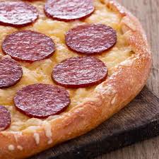 Tym bardziej, że pizza salami może być z tak różnymi dodatkami, a każda pyszna. Pizza Salami Ristorante Prima Fila