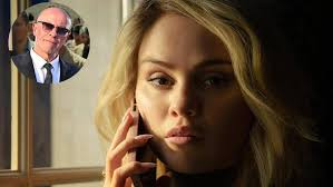 Patti Smith se desmaya en pleno concierto y termina en silla de ruedas:  'Créanme, estoy bien'