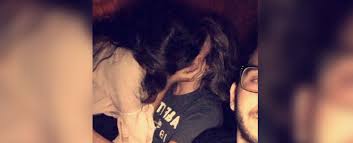 WTF: Typ macht Party-Selfie und erwischt seine Freundin beim Fremdknutschen