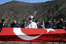 Yozgat'ın sorgun ilçesinde cumhuriyet savcısı özlem salkım (28), evinde arkadaş grubu ile doğum günü kutladığı sırada silahla başından vurularak ağır yaralandı. 82o Mjvzesdjpm