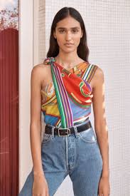 Et Si Vous Imaginiez Votre Propre Carre Hermes Tenues Avec Echarpe Porter Foulards Styles De Foulards Pour La Tete