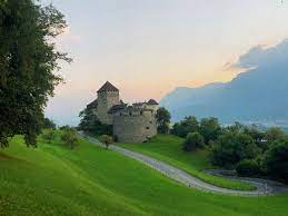 Schloss vaduz, vaduz, das schloss vaduz thront rund 120 meter über der hauptstadt vaduz. Auf Dem Furstenweg Von Schaan Nach Vaduz Wanderung Outdooractive Com
