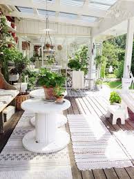Gartentisch Holz Kabeltrommel Weiss Lackierte Terrasse Gartentisch Holz Kabeltrommel Lac Wintergarten Einrichten Raum Im Freien Gartentisch Holz
