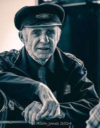 Why is the guard in Horns of the South town always squared up?