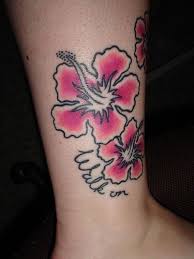 Wir erklären dir, welche symbolik hinter rose, lilie und co. 39 Motive Fur Ein Tattoo Von Hibiskus Blumen