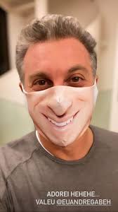 Luciano huck was born on september 3, 1971 in são paulo, são paulo, brazil. Angelica E Luciano Huck Usam Mascaras Deles Mesmos E Divertem Fas Nas Redes Gq Noticias
