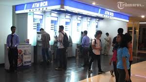 Pengisian uang di atm tidak semuanya dilakukan oleh internal bank, tetapi pihak ketiga yang disebut dengan vendor. Karyawan Bca Tutun Kanaikan Gaji Setahun Dua Kali Tribunnews Com Mobile