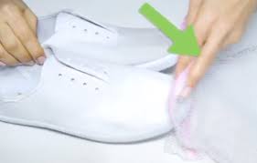 In a bowl, pour some baby powder and mix it thoroughly with the hot water until you get a thick paste. How To Clean White Vans How To Discuss