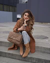 Negin Mirsalehi Rocking A Tan Button Front Double Breasted Coat With A Cordroise Material Full Sleeves Peak Lapel Collar An In 2020 Style Mode Fashion Autumn Fashion