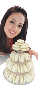 O programa "Carlinhos Pinheiro" está no ar há mais de 20 anos, com  transmissões ao vivo. O apresentador é uma figura influente no mundo do  Rodeio e do Agronegócio, levando os telespectadores