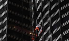 Alain robert le french spiderman a escaladé le 28 mars 2011, le haut building du monde burj khalifa à dubaï. French Spiderman Scales World S Tallest Building France The Guardian