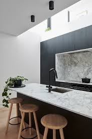 Moderne Minimalistische Kuche In Schwarz Weisser Marmor Als Arbeitsplatte Holz Barhocker An Der Kuc Innenarchitektur Kuche Barhocker Kuche Kuche Neu Gestalten