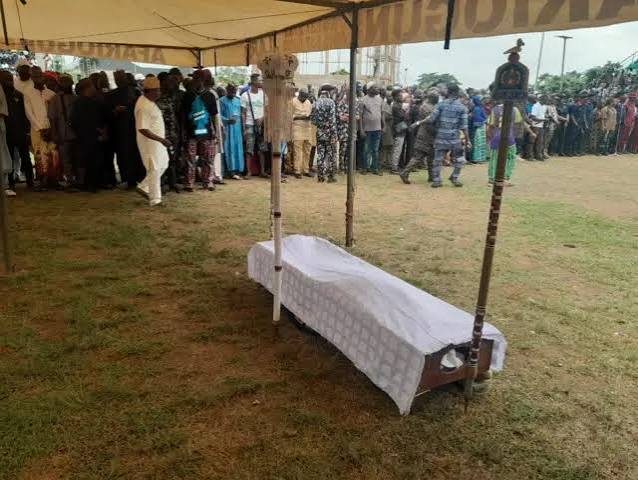 Taiwo Hassan Ogogo burial: Tears as Nigerian actor Ogogo make final journey home afta e battle wit cancer - BBC News Pidgin