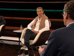 295,617 likes · 125,974 talking about this. Markus Lanz Weidel Liefert Im Zdf Skurrilen Moment Ach Die Demo Virologe Behilft Sich Mit Einem Bier Politik