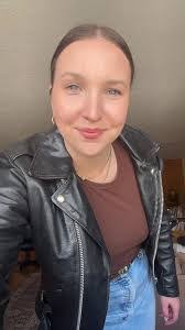 Cara Lindsay's Instagram, Twitter & Facebook