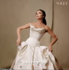 Quel giorno accade anche uno stravolgimento che spinge a ripensare le proprie convinzioni sullo stile: Meet Bridgerton S Secret Weapon The Corset King Behind Fashion S Most Breathtaking Outfits Aktuelle Boulevard Nachrichten Und Fotogalerien Zu Stars Sternchen