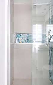 Parede Com Pastilhas De Vidro Azul E Nicho Branco De Ibd Arquitetura 27115 No Viva Decora Em 2020 Como Decorar Um Banheiro Banheiros Modernos Decoracao Do Banheiro