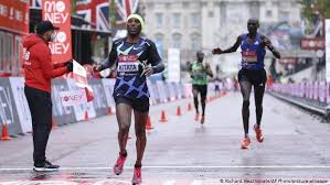 Maratón xtreme lagos de covadonga, cangas de onís. Sorpresa En La Maraton De Londres Deportes Dw 04 10 2020