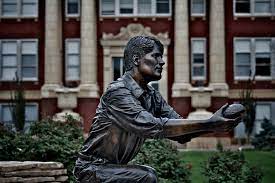 Called To Serve A Statue On The Campus Of Tabor College In Hillsboro Ks The Lohrenz Building One Of The Original Buildings On Statue Photo Buddha Statue
