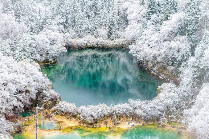 First snowfall turns Jiuzhaigou into a winter wonderland - CGTN