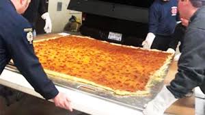 This Giant 100 Pound Pizza Is Available For Home Delivery Food Worlds Largest Pizza Large Pizza