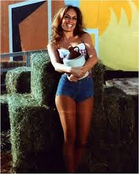 She's so pretty!!!😍😍😍 Anybody know who she is???