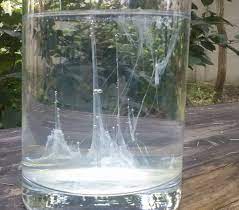 Semplice, prendete un vaso o una bottiglia di vetro e leggermente panciuta, versate al suo interno dell'acqua fino alla metà della bottiglia. 28 Giugno E La Notte Della Barca Di San Pietro Sempione News