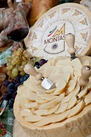 Montasio Cheese Tasty Discover It Thanks To Out Tours Wineartdiscovery Wine Food Guidedtours Tours Italy Wein Vin Et Fromage Fromage Fromagerie