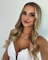 Lara Reed's Instagram, Twitter & Facebook