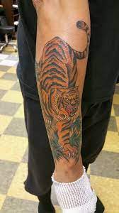 However, it does provide a smaller space to place a tattoo than the entire arm. Wunderbare Bunte Jagd Tiger Tattoo Am Ausseren Unterarm Tattooimages Biz