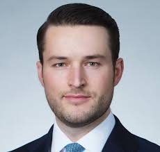 Jurist erläutert das Wirken von Shortsellern an 4 Beispielen